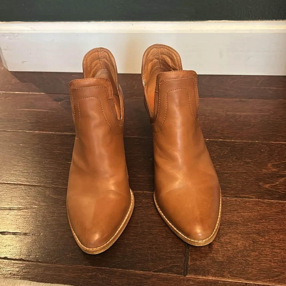 Good condition Silent D Winifred Side-Cut Booties 8.5